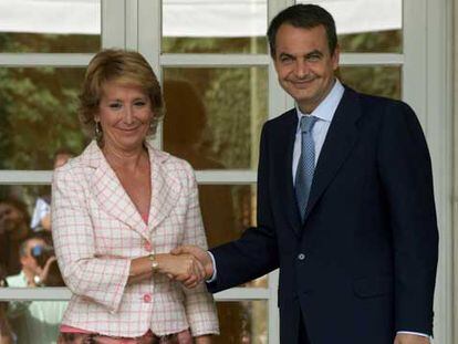 Esperanza Aguirre y José Luis Rodríguez Zapatero, ayer en el palacio de la Moncloa.