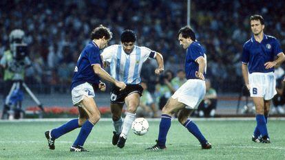Diego Armando Maradona controla el balón ante tres jugadores italianos en las semifinales del Mundial de Italia 1990.