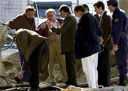 Imagen de los expertos investigando las causas de la explosión de la gasolinera