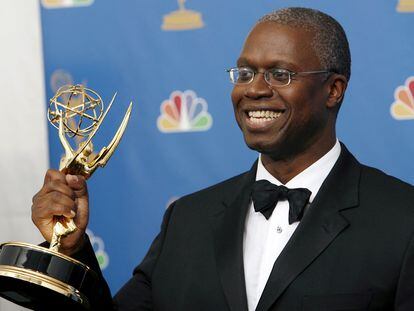 Andre Braugher posa con un Emmy que ganó en 2006.