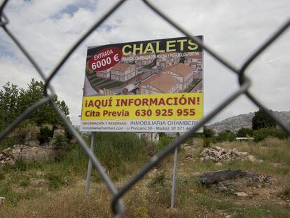 Cartel de una promoción de chalés en Manzanares el Real.