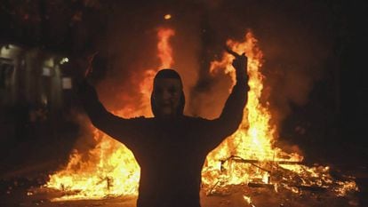 Uno de los vándalos que incendiaron las calles de Barcelona la madrugada del viernes.