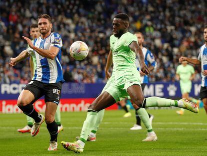 Iñaki Williams controla el balón en el duelo ante el Espanyol en Cornellà