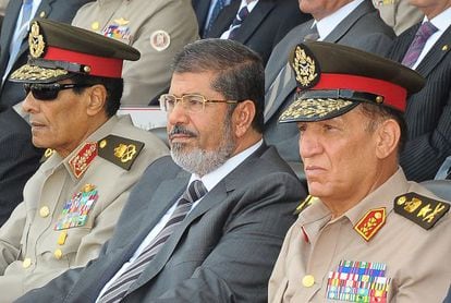 El presidente Morsi (centro), flanqueado por los generales Tantui (izquierda) y Sami Anan (derecha).