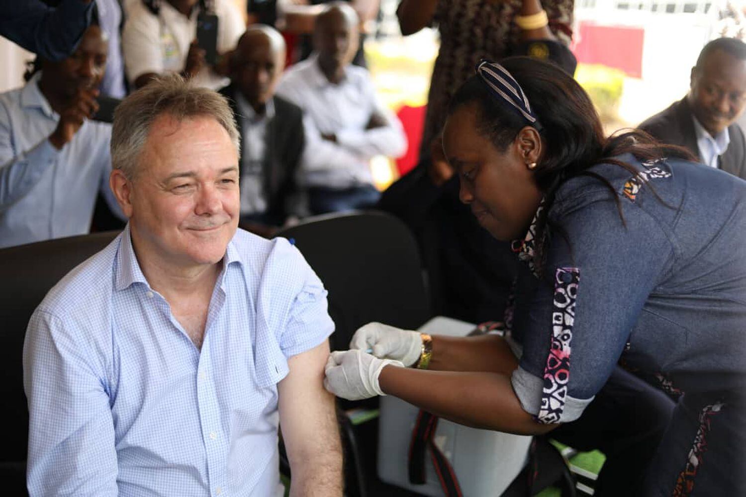 Jeremy Farrar recibe la vacuna del ébola en Rusizi (Ruanda), el 29 de diciembre de 2019.