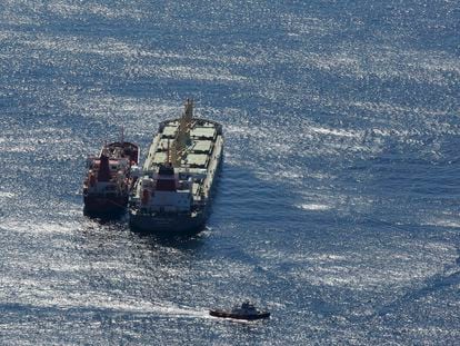 Un barco permanece abarloado junto a un petrolero en aguas próximas a Gibraltar, en una imagen de archivo.