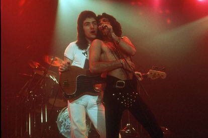 Freddie Mercury mostrando su torso peludo en California en diciembre de 1977. Viste como siempre, audaz, esta vez con un taparrabos decorado con tachuelas. A su lado está el bajista de Queen, John Deacon, que cuando murió el vocalista desapareció y nunca ha querido saber nada de sus otros dos compañeros, Roger Taylor y Brian May.