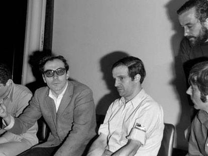Berri, Godard, Truffaut, Polanski y Malle (de pie), durante la rueda de prensa del sábado 18 de mayo de 1968. En vídeo: Así nos cambió mayo del 68.