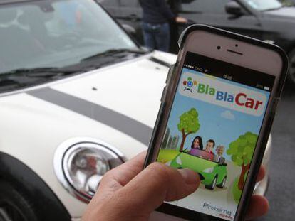 Una persona consulta el servicio para compartir coche de BlaBlaCar en su tel&eacute;fono m&oacute;vil. 