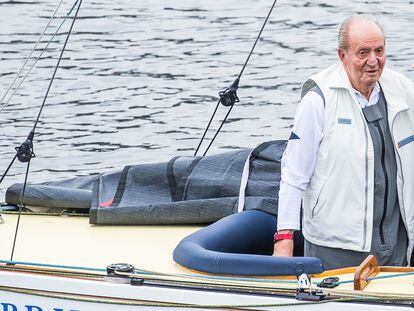 Juan Carlos I salía en el 'Bribón' del puerto deportivo de Sanxenxo, en junio.