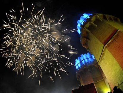 Espectacle de focs artificials al final de la 'Crida', que dona inici a les festes de les Falles de València.