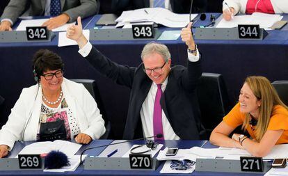 El eurodiputado Axel Voss celebra la victoria de la reforma, en Estrasburgo, este miércoles.