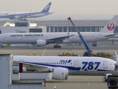 Un avi&oacute;n Boeing 787 &#039;Dreamliner&#039; de ANA en el aeropuerto Haneda, Jap&oacute;n.
