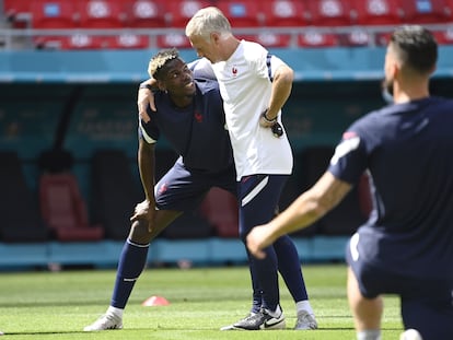 Deschamps habla con Pogba en Budapest.