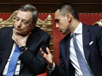 Mario Draghi, el primer ministro italiano, a la izquierda, y Luigi Di Maio, ministro de Exteriores, durante un debate este martes en el Senado.