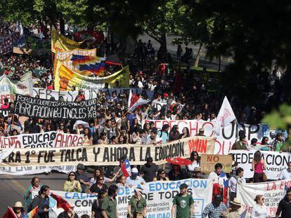 Cientos de manifestantes en la marcha estudiantil.