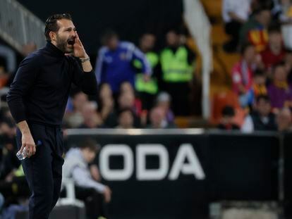 Rubén Baraja durante el partido de la Liga entre el Valencia y Osasuna, en Mestalla.