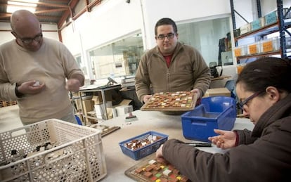 Moisés Calabria, en el centro, en la Fundación Síndrome de Down de Castellón.