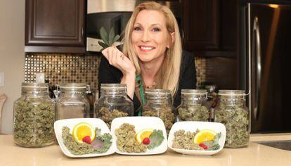 Cheryl Shuman, habla sobre el negocio de la marihuana en su casa de Beverly Hills en California.