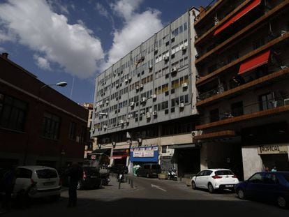 En la sexta planta de este edificio de la plaza de Mostenses, en Madrid, es donde se imparte un máster de la Universidad Rey Juan Carlos. 