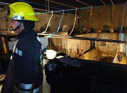 Un bombero evalúa los daños causados en una vivienda después en la ciudad de México.