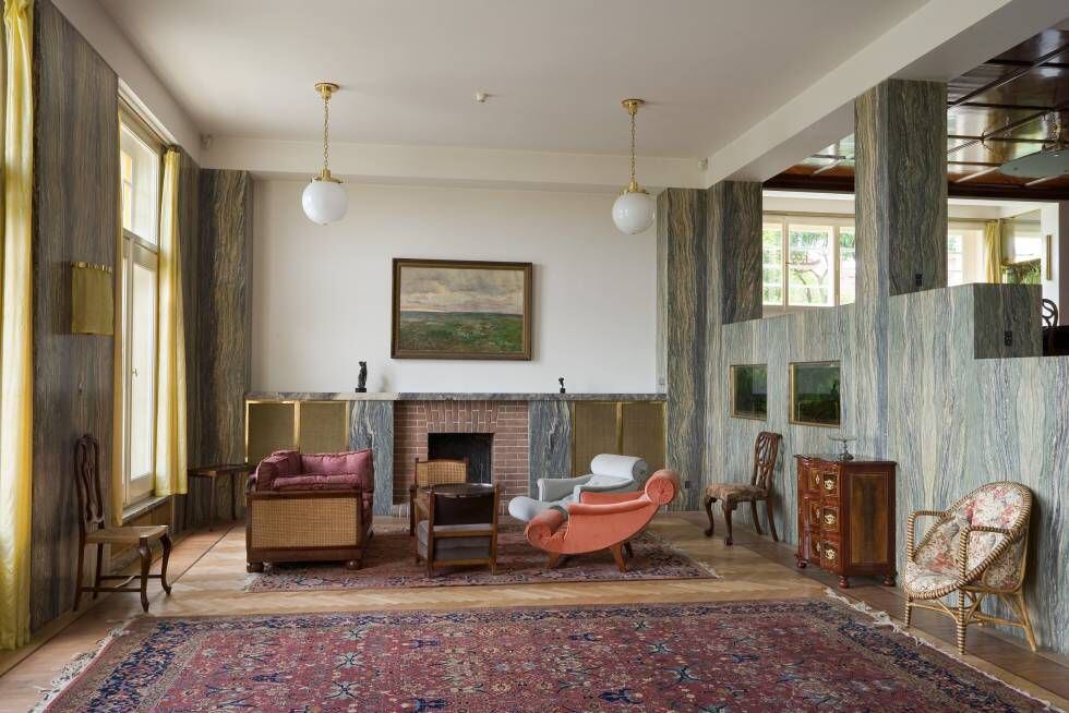 Imagen del salón principal, que aglutina diferentes estilos decorativos, desde alfombras persas a piezas barrocas y sillas diseñadas por el mismo Loos. |