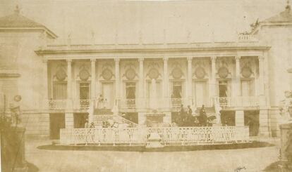 Fachada principal del palacio en 1856.