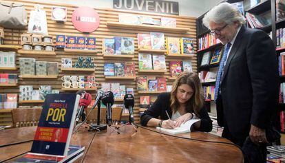 La cara visible del PNC, Marta Pascal, le firma uno de sus libros al exlíder de Uniò, Josep Sánchez Llibre.