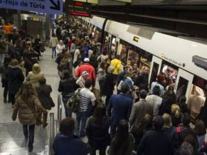 Los viajeros en el metro de Valencia. 