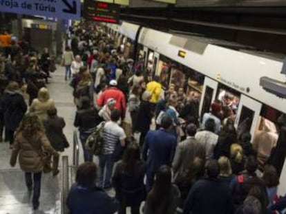 Los viajeros en el metro de Valencia. 