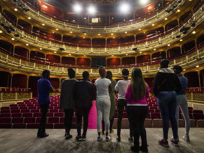 Mujeres víctimas de trata, en una visita guiada al Teatro María Guerrero de Madrid.