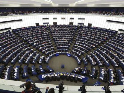 Vista general de una sesi&oacute;n plenaria en hemiciclo del Parlamento Europeo en Estrasburgo (Francia).