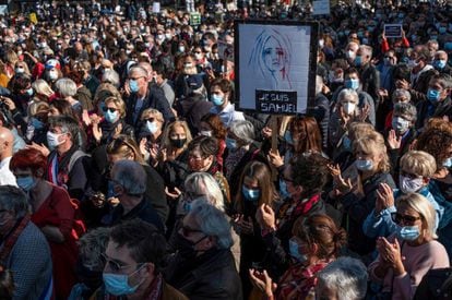 Una mujer sostiene un cartel con el mensaje "Soy Samuel", durante la manifestación en Marsella este domingo.
