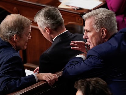 El congresista Jim Jordan (a la izquierda), conversa con el expresidente de la Cámara de Representantes Kevin McCarthy, este martes en el hemiciclo.