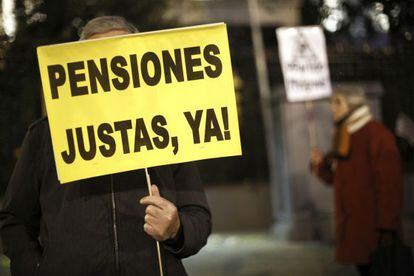 Una protesta contra la congelaci&oacute;n de las pensiones, en 2012.