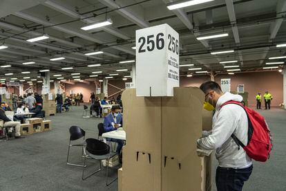 Un joven vota durante las elecciones legislativas en Colombia, en marzo pasado.