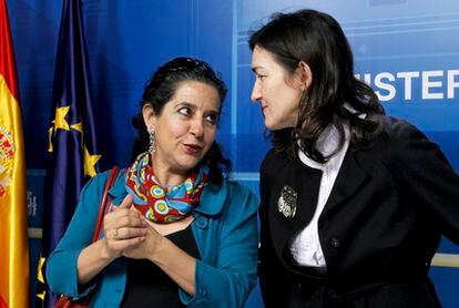 La ministra de Cultura, Ángeles González-Sinde (a la derecha), esta mañana junto a la nueva directora de la Compañía Nacional de Teatro Clásico, Helena Pimenta.