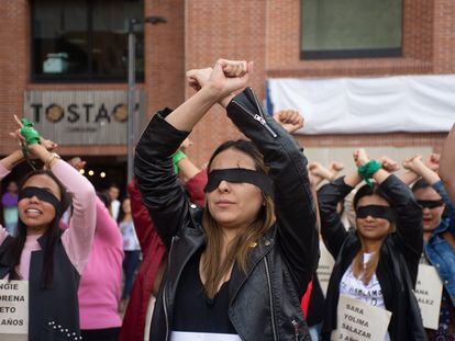 Mujeres periodistas realizan la protesta 'Un violador e tu camino' para manifestarse contra la violencia machista en Bogotá, en diciembre de 2019