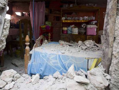 Una cama cubierta de escombros en una vivienda afectada por el terremoto en Gros Morne, Haití.