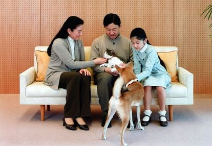 Los príncipes Naruhito y Masako posan con su hija Aiko en Tokio en febrero de 2013, por el 51º cumpleaños del príncipe.