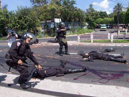 Agentes de la Unidad del Mantenimiento del Orden (UMO) de la Policia Nacional Civil tratan de auxiliar a sus compañeros.