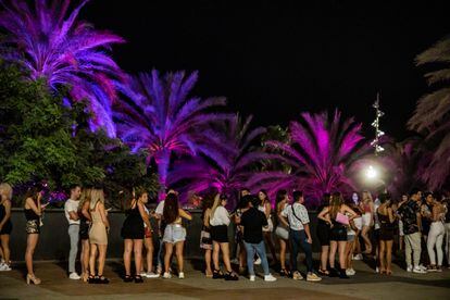 Cola de entrada de la discoteca Shoko de Barcelona, en la noche del jueves.