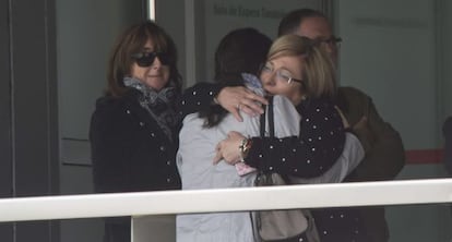 Julia Ordóñez (de espaldas) es abrazada por familiares mientras esperan la autopsia de su marido, José Antonio Martínez, en Granada.