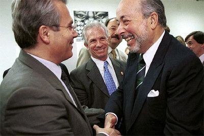 Los dos jueces que han procesado al ex dictador Pinochet. El español Baltasar Garzón saluda al chileno Juan Guzmán en La Plata (Argentina).