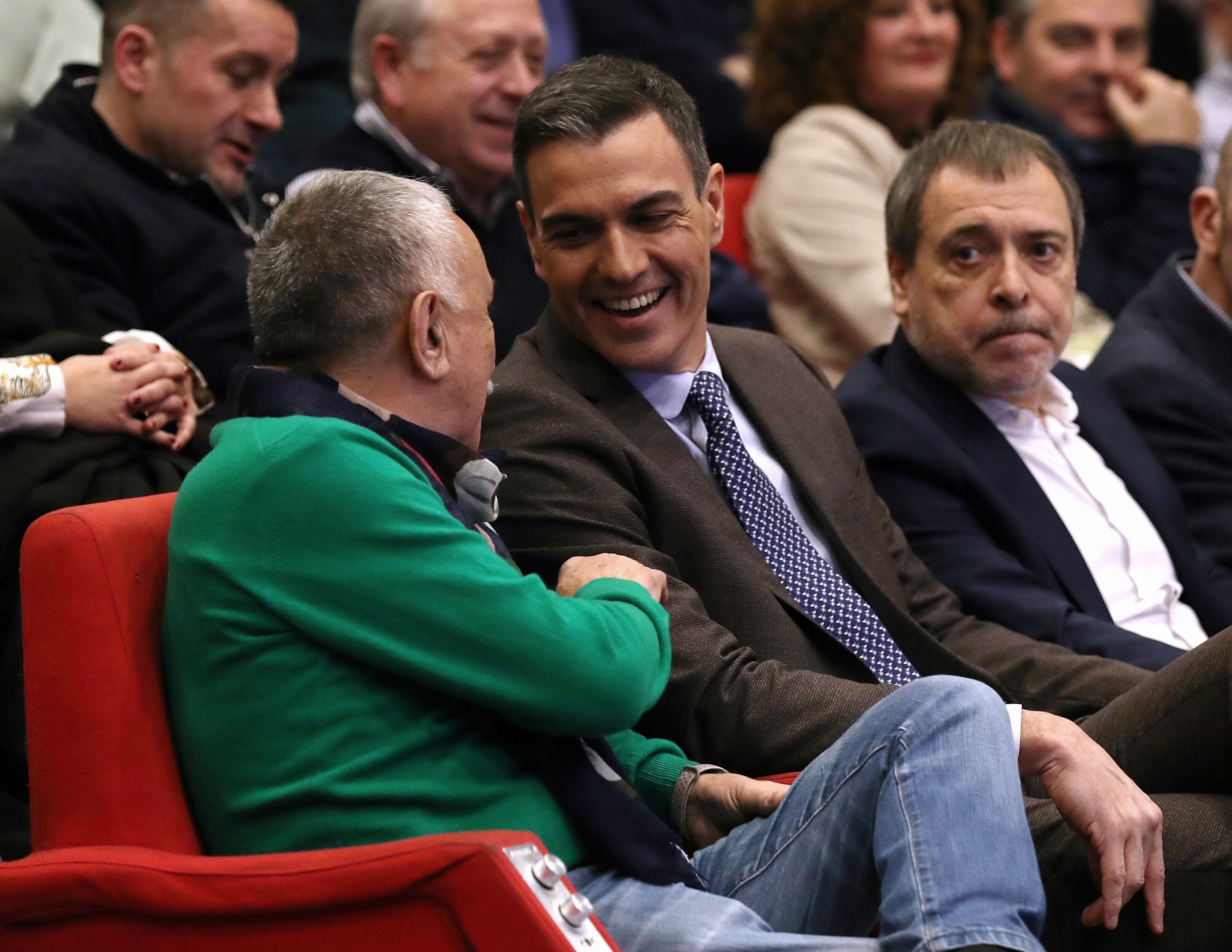  El presidente del Gobierno, Pedro Sánchez, junto al líder de UGT, Pepe Álvarez, durante las jornadas de este miércoles.