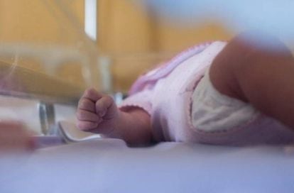 Francia investiga una inusual alta cifra de bebés nacidos sin una mano o brazo