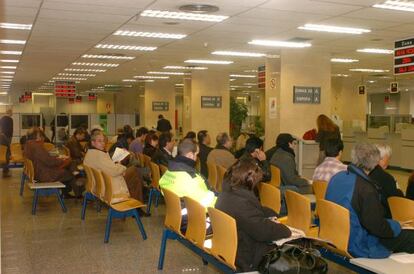 Varias personas esperan su turno durante la Campaña de la Renta.