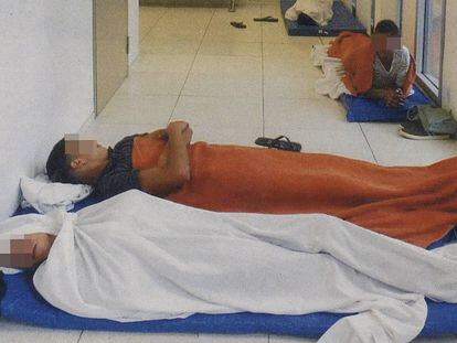 Menors estrangers dormint als passadissos de la Ciutat de la Justícia.