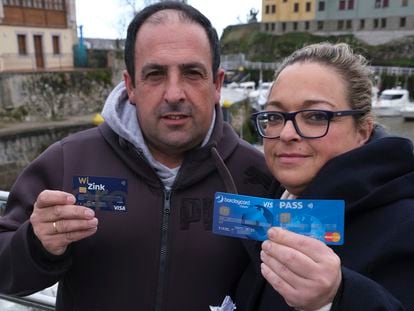 Manuel Soberón y Silvia Fernández posan con sus tarjetas de crédito 'revolving'.