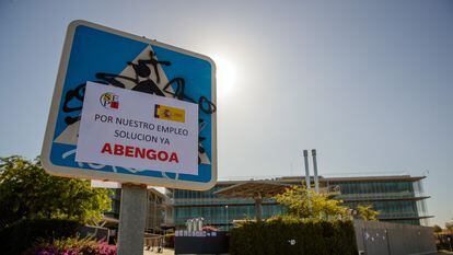 Carteles reivindicativos pegados en señales viarias ante la sede Abengoa en Sevilla.